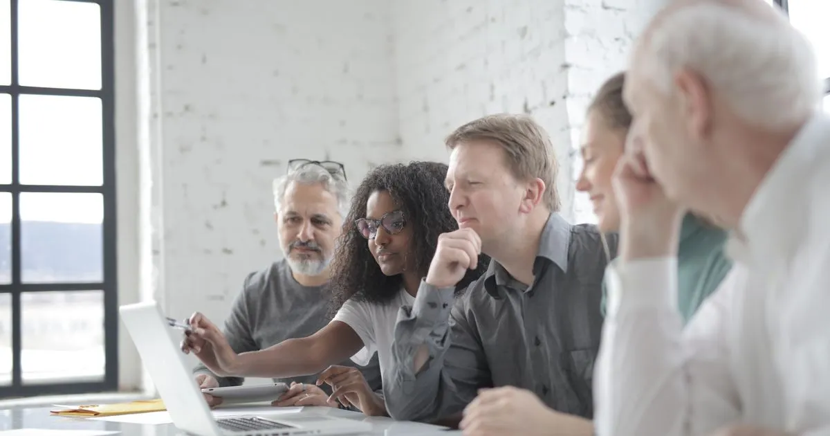 Specialists discussing credit options on a laptop