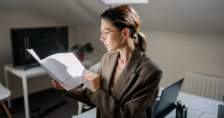 Reviewing a credit report to remove late payments in Canada