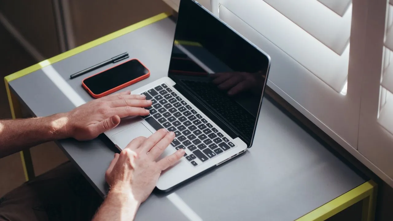 Disputing a credit report error online for free