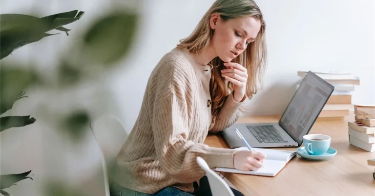 Comparing unsecured credit cards for bad credit in Canada with a notebook and laptop