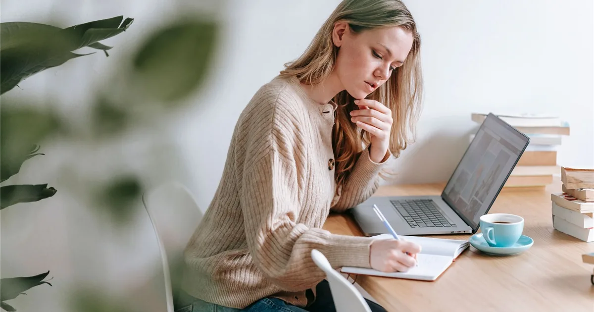 Comparing unsecured credit cards for bad credit in Canada with a notebook and laptop